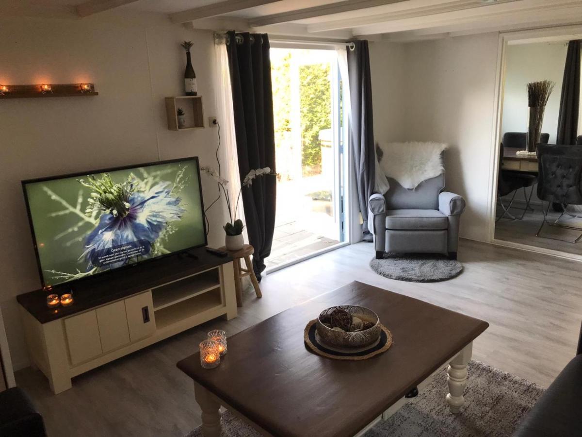 부투이젠 Omheind Chalet Met Prive Hottub. Op De Veluwe 빌라 외부 사진